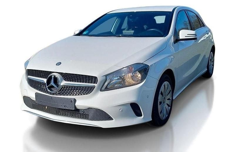 Gebraucht Mercedes A180 109 PS (80 kW) 2016 Calcitweiss/zirrusweiss Limousine