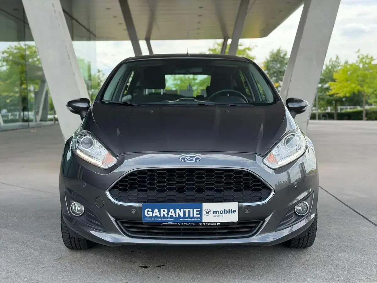Gebraucht Ford Fiesta Celebration 80 PS (58 kW) 2017 Grau Kleinwagen
