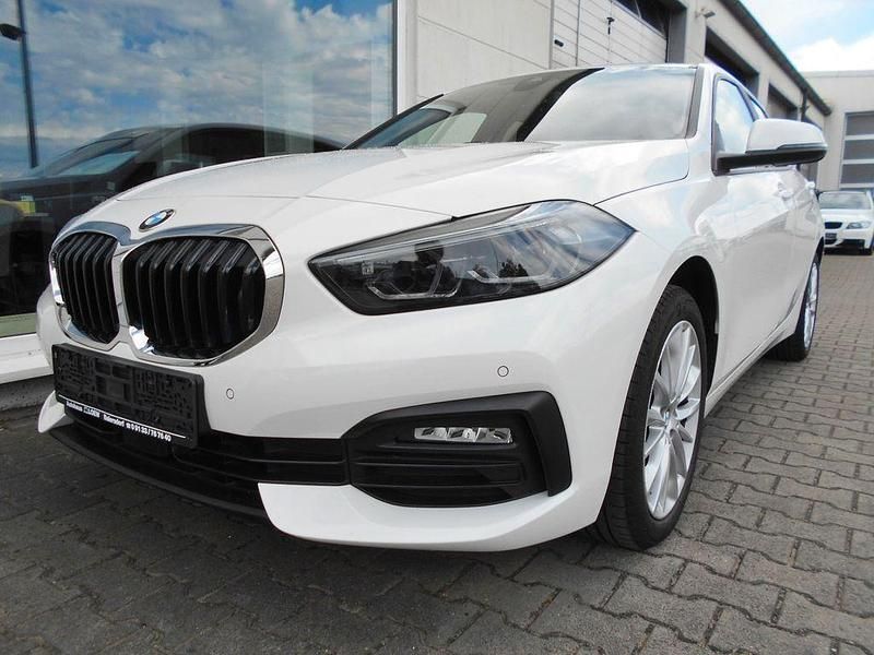Weiß Gebraucht 2022 BMW 118 Sport Line Kleinwagen | 20.999 € (Superpreis) - Bild 1/4