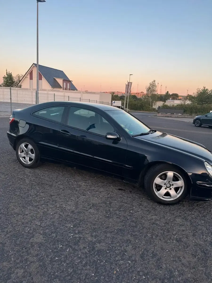Gebraucht Mercedes C180 143 PS (105 kW) 2005 Blau Coupé
