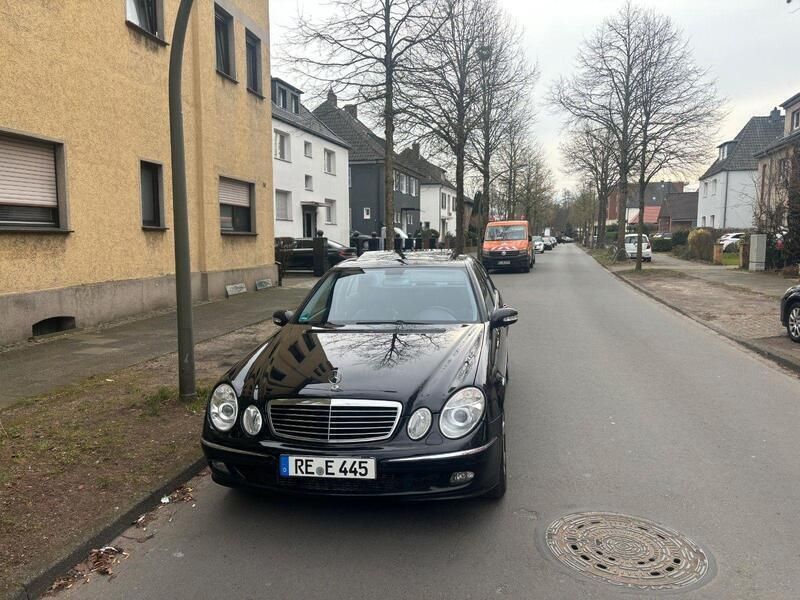 Schwarz Gebraucht 2006 Mercedes E320 Avantgarde Limousine | 7.200 € (Fairer Preis) - Bild 1/4