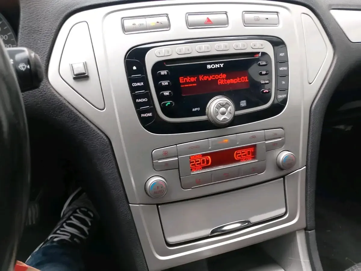 Gebraucht Ford Mondeo 140 PS (102 kW) 2009 Silber Kombi