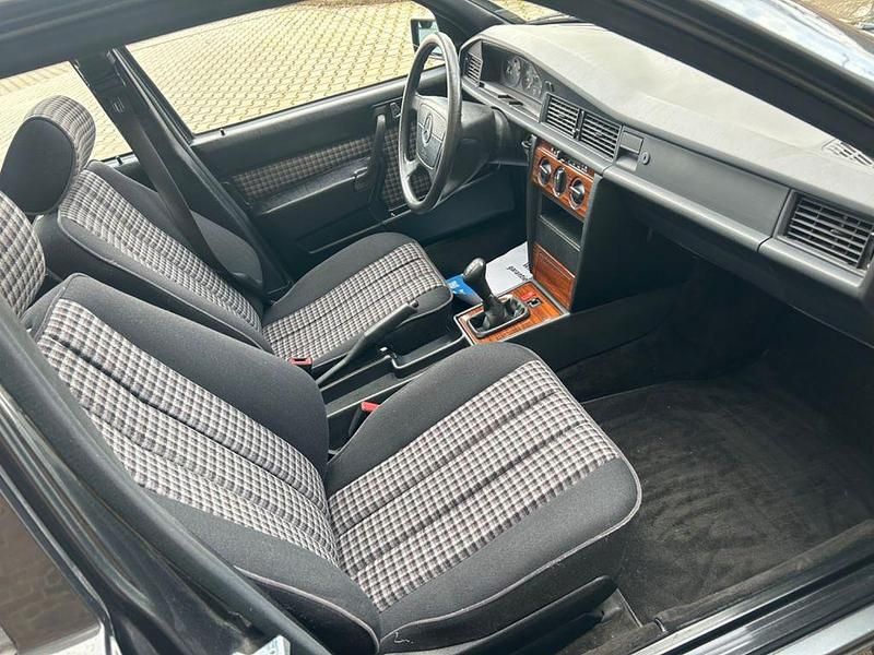 Gebraucht Mercedes 190 122 PS (89 kW) 1992 Schwarz Limousine