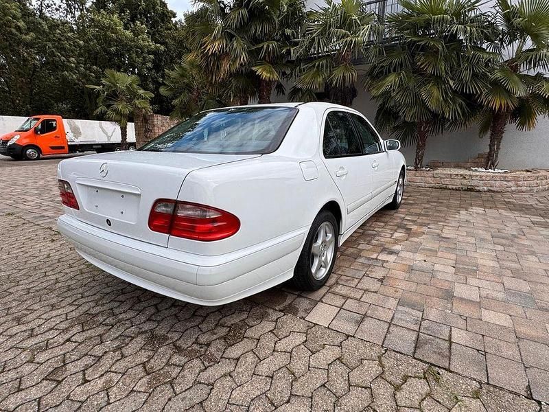 Gebraucht Mercedes E220 Classic 143 PS (105 kW) 2000 Weiß Limousine