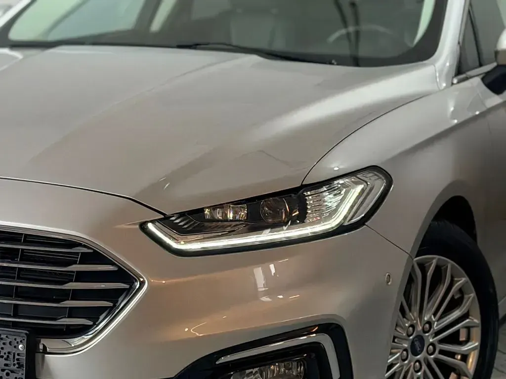 Gebraucht Ford Mondeo 150 PS (110 kW) 2022 Silber Limousine