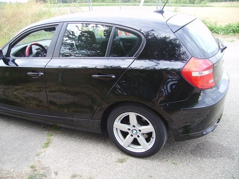 Gebraucht BMW 116 122 PS (89 kW) 2009 Schwarz Kleinwagen