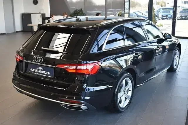 Używany Audi A4 Advanced 163 KM (119 kW) 2023 Czarny Sedan/Limuzyna