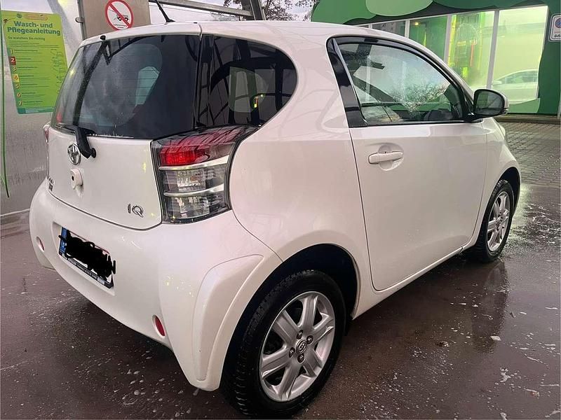 Gebraucht Toyota iQ Basis 90 PS (66 kW) 2009 White crystal shine Kleinwagen