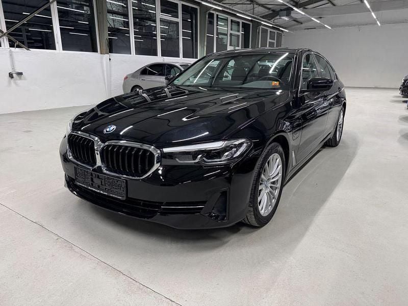 Schwarz ii/bonnet fluid black Gebraucht 2021 BMW 530e Limousine | 31.990 € (Superpreis) - Bild 1/4