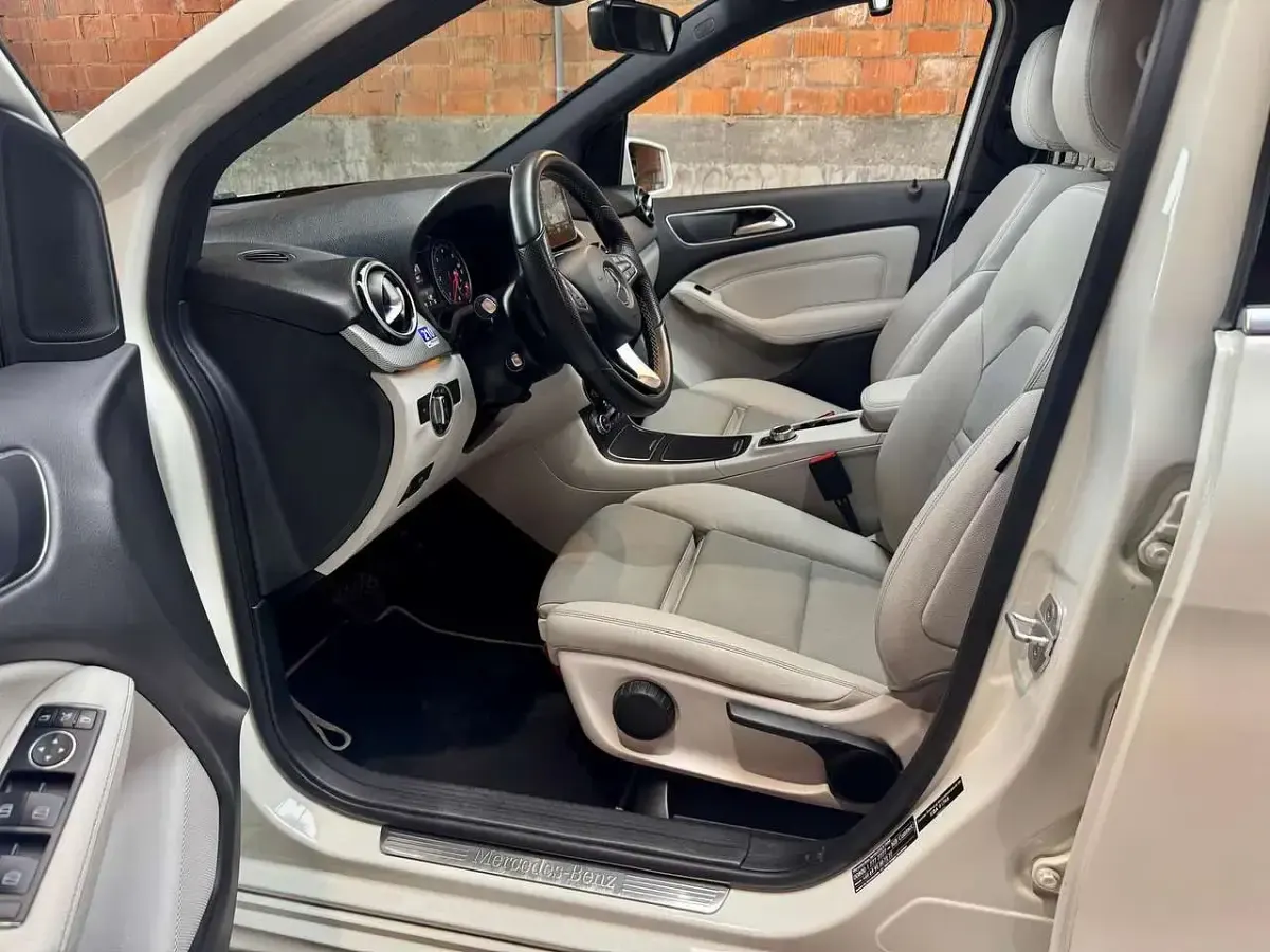 Gebraucht Mercedes B200 136 PS (100 kW) 2015 Calcitweiss  unilack Kleinwagen