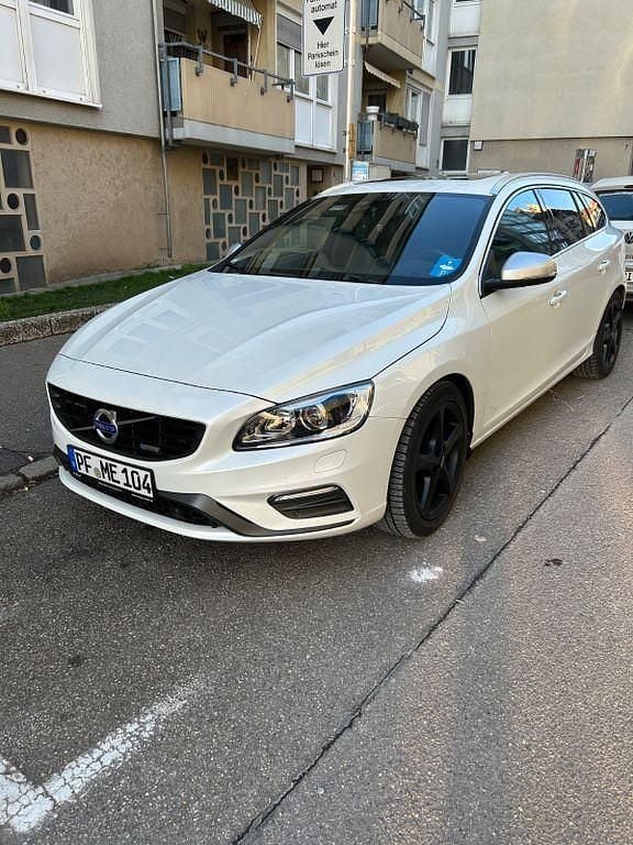 Schwarz Gebraucht 2015 Volvo V60 R-Design Summum Kombi | 21.000 € - Bild 1/4