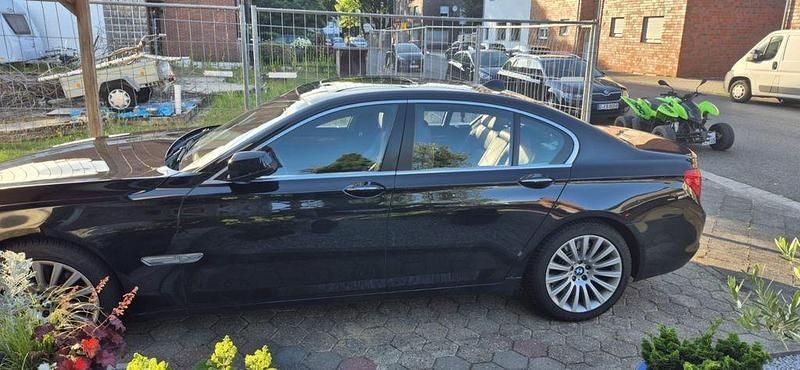 Schwarz Gebraucht 2009 BMW 750 Limousine | 15.300 € (Teuer) - Bild 1/4