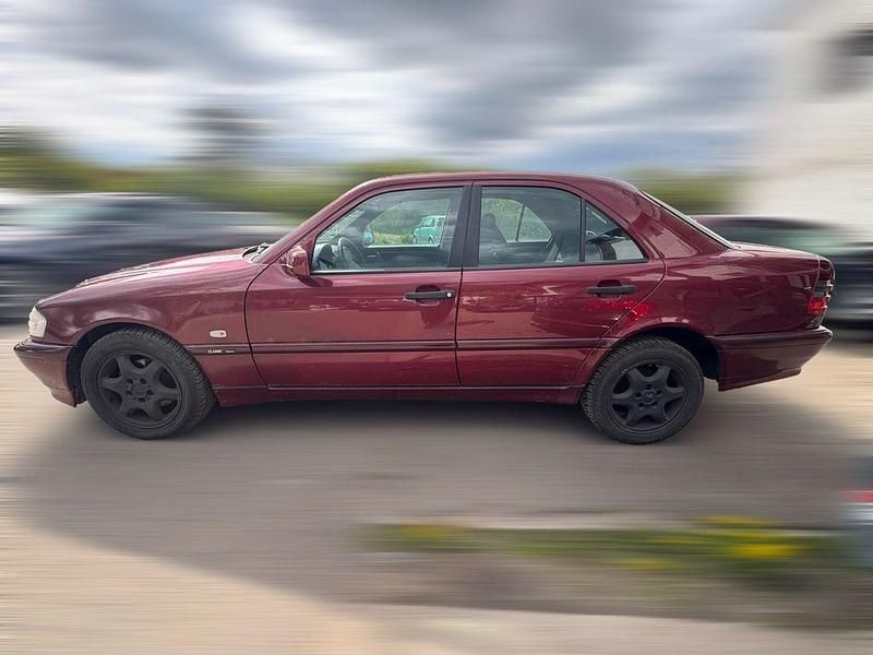 Gebraucht Mercedes C180 122 PS (89 kW) 2000 Rot Limousine