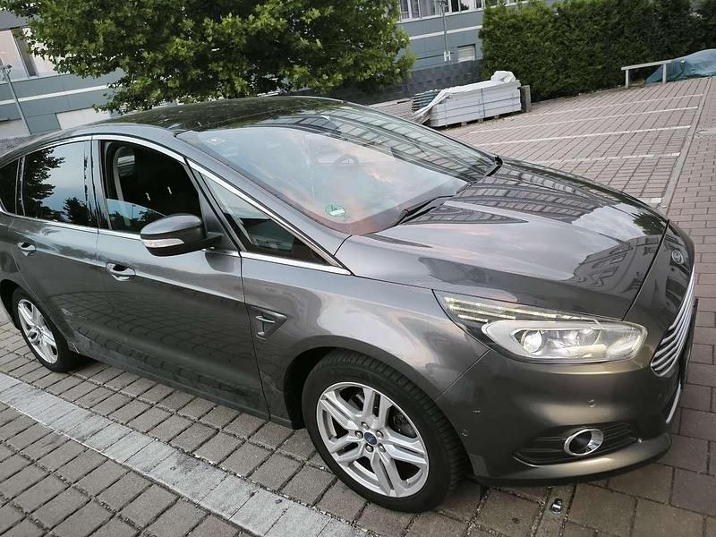 Grau Gebraucht 2018 Ford S-MAX Titanium Van / Kleinbus | 18.500 € (Etwas zu teuer) - Bild 1/4