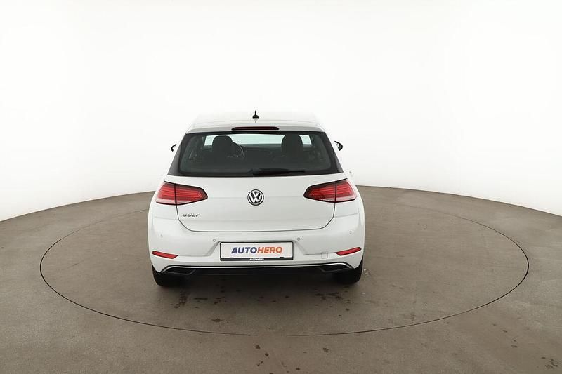 Gebraucht VW Golf VII Comfortline 2018 Weiß Limousine