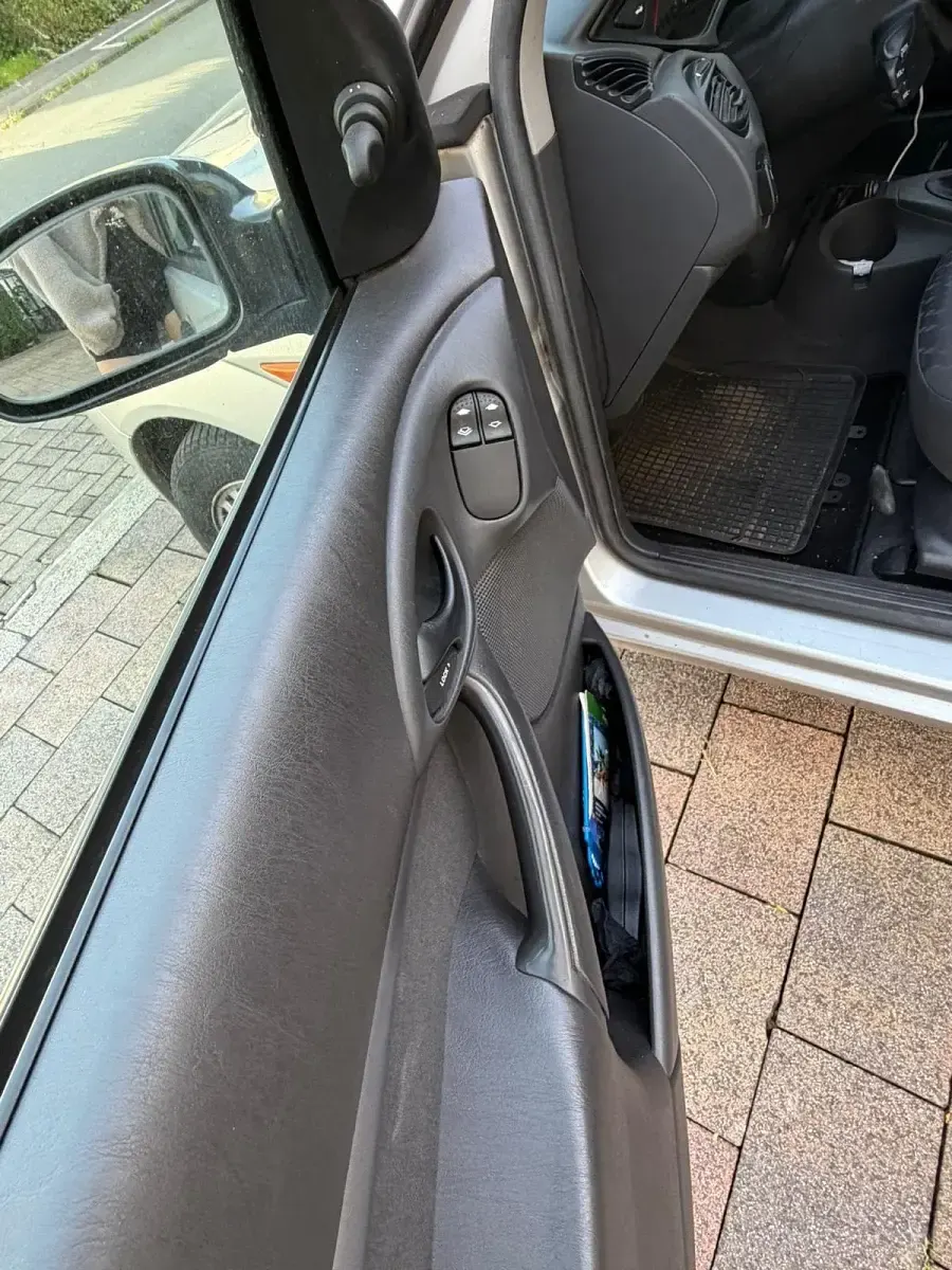 Gebraucht Ford Focus 90 PS (66 kW) 2000 Silber Kombi