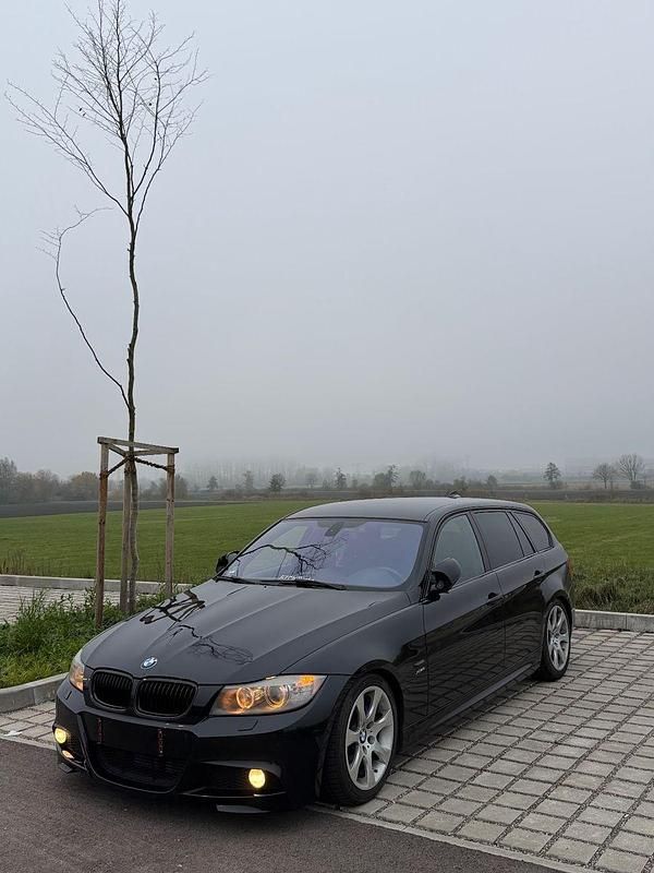 Schwarz Gebraucht 2011 BMW 330 M Sport Kombi | 11.999 € - Bild 1/4