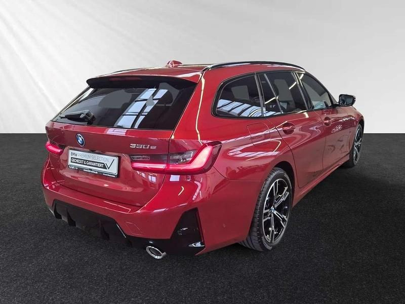 Gebraucht BMW 330e Performance 292 PS (214 kW) 2024 Fire red metallic Kombi