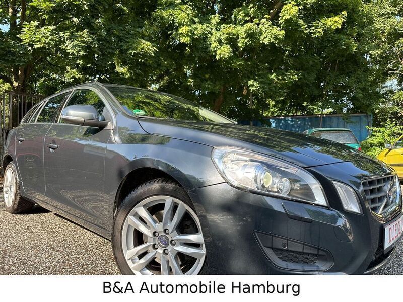 Grau Gebraucht 2012 Volvo V60 Momentum Kombi | 10.500 € (Etwas zu teuer) - Bild 1/4