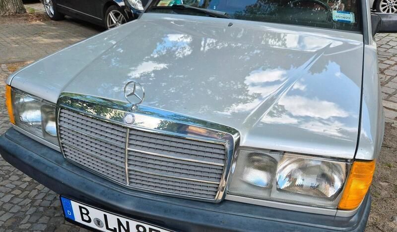 Silber Gebraucht 1985 Mercedes 190 Limousine | 9.999 € - Bild 1/4