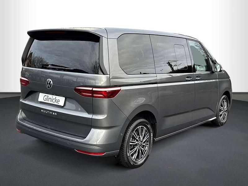 Gebraucht VW Multivan 150 PS (110 kW) 2023 Indiumgrau metallic Van
