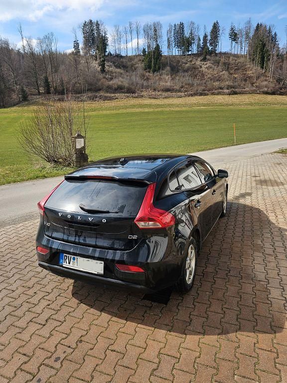 Gebraucht Volvo V40 114 PS (83 kW) 2012 Schwarz Kleinwagen
