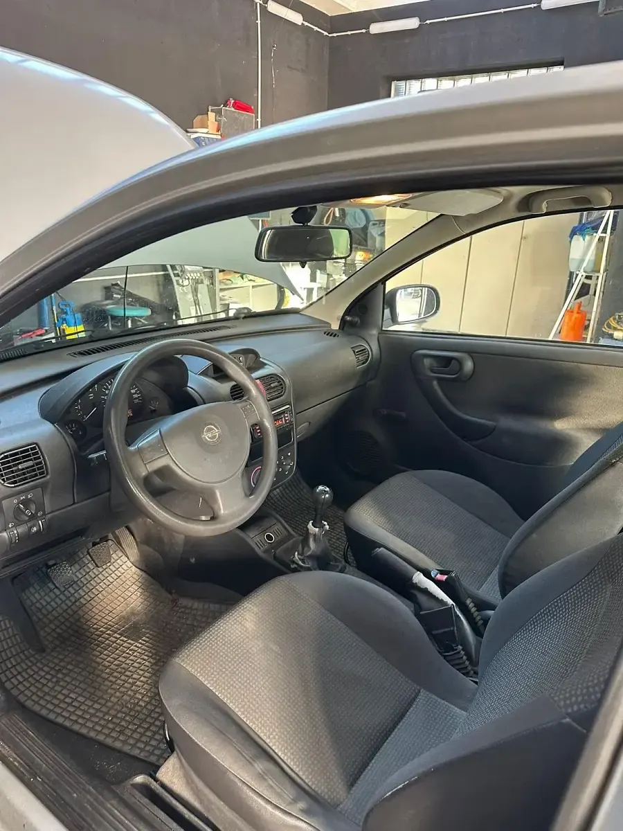 Używany Opel Corsa 75 KM (55 kW) 2002 Srebrny Hatchback