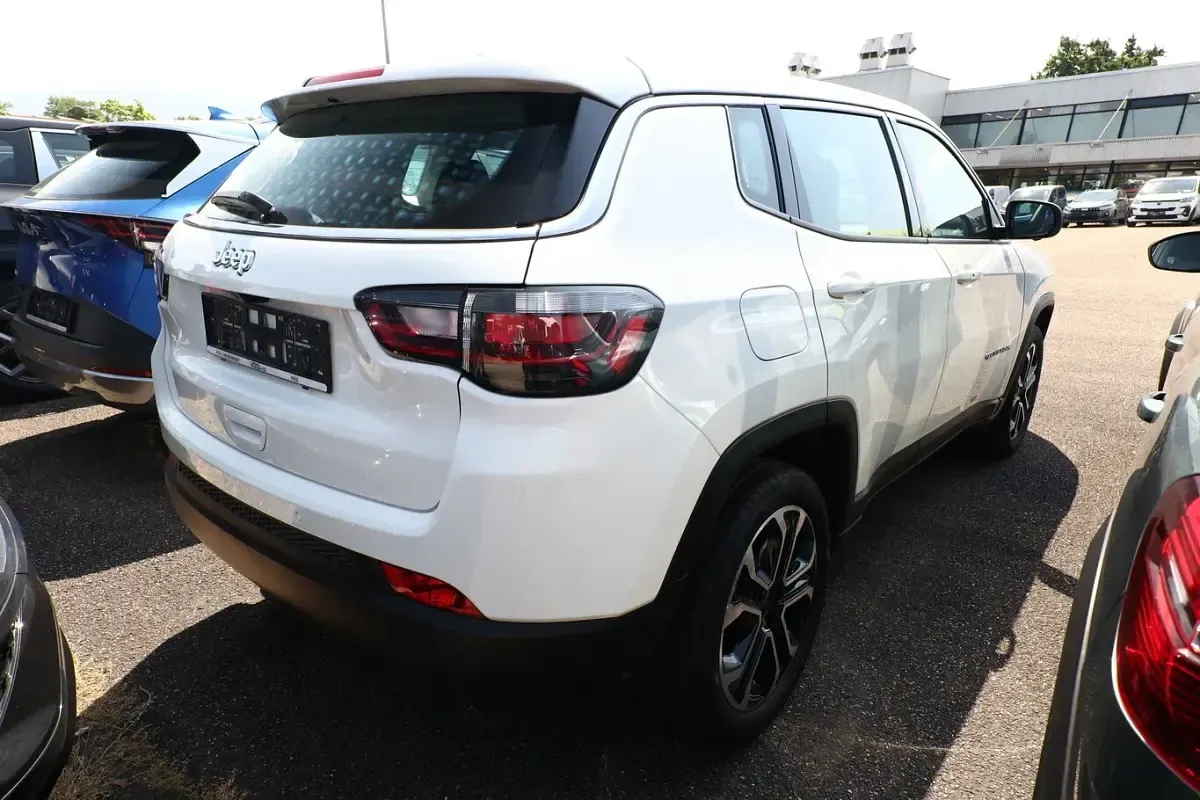 Neu Jeep Compass Altitude 131 PS (96 kW) 2025 Weiß SUV