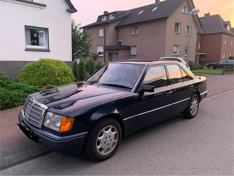 Blau Gebraucht 1990 Mercedes E230 Limousine | 6.700 € - Bild 1/4