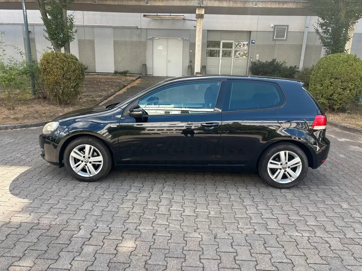 Gebraucht VW Golf VII Match 105 PS (77 kW) 2012 Schwarz Limousine