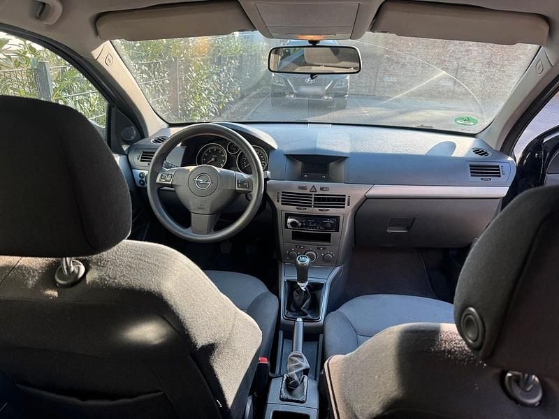Second-hand Opel Astra 90 CP (66 kW) 2006 Negru Hatchback