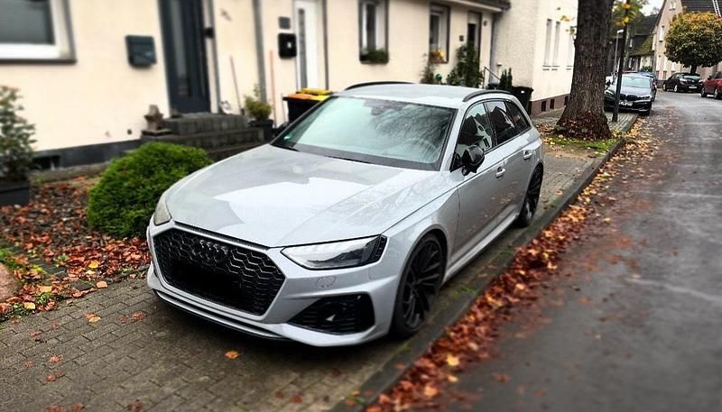 Grau Gebraucht 2022 Audi RS4 Business Kombi | 69.490 € (Fairer Preis) - Bild 1/4