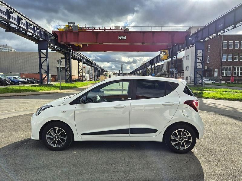 Weiß Gebraucht 2018 Hyundai i10 Passion Kleinwagen | 8.690 € (Guter Preis) - Bild 1/4