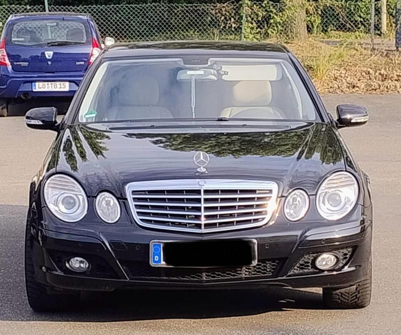 Schwarz Gebraucht 2007 Mercedes E220 Limousine | 8.888 € - Bild 1/4