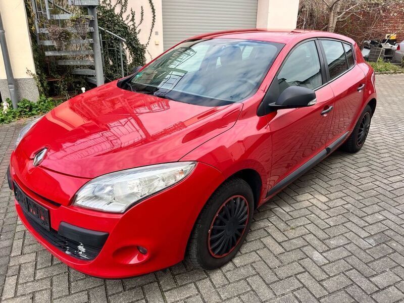 Rot Gebraucht 2010 Renault Mégane III Limousine | 3.690 € (Fairer Preis) - Bild 1/4