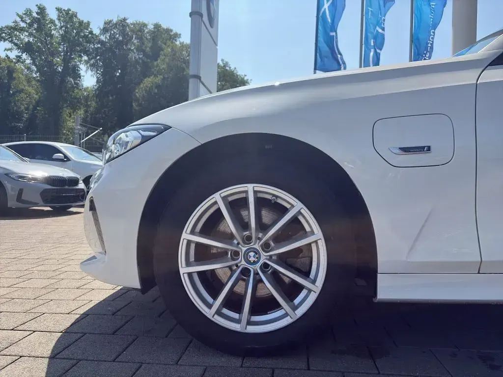 Gebraucht BMW 330e Sport Line 292 PS (214 kW) 2023 Weiß Limousine
