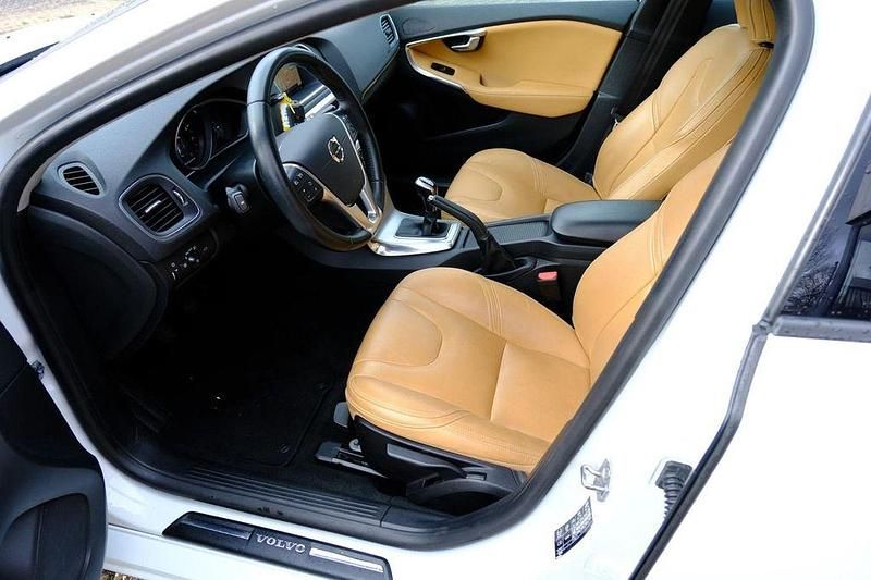 Gebraucht Volvo V40 122 PS (89 kW) 2017 Weiß Limousine