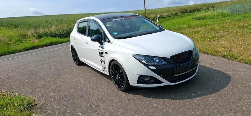 Weiß Gebraucht 2010 Seat Ibiza Limousine | 3.999 € (Fairer Preis) - Bild 1/4