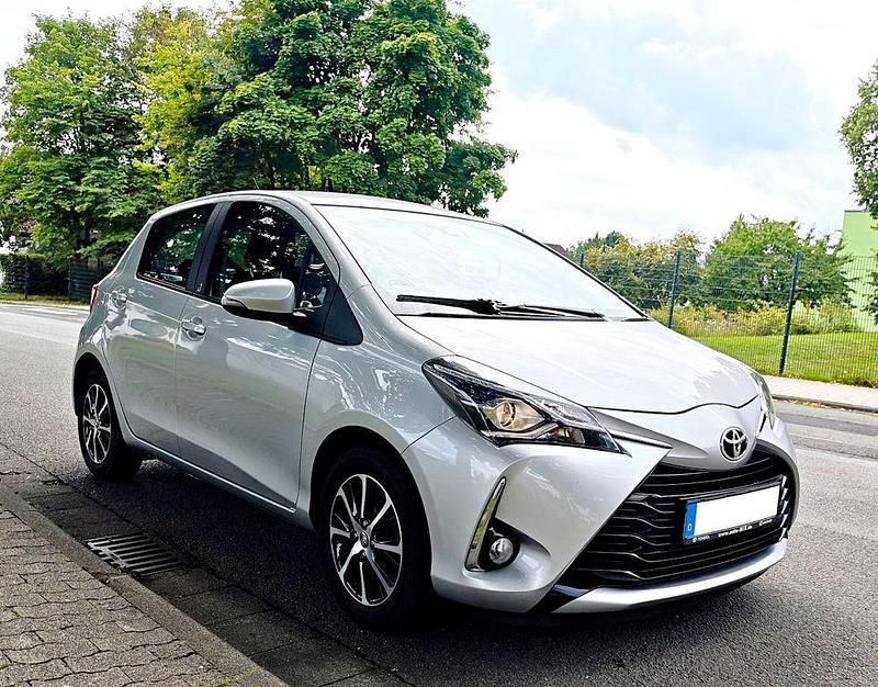 Silber Gebraucht 2018 Toyota Yaris Team Limousine | 8.400 € (Fairer Preis) - Bild 1/4