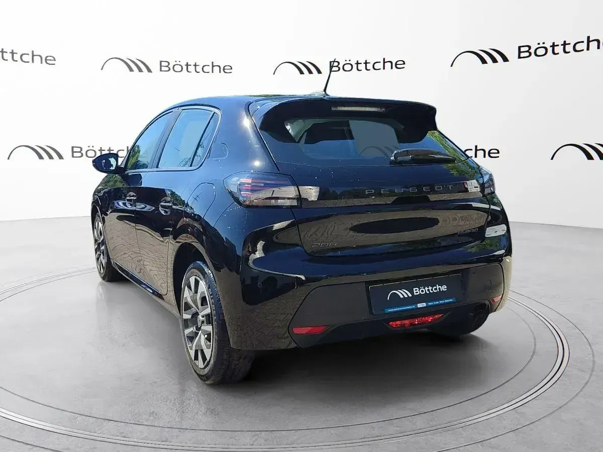 Neu Peugeot 208 Style 101 PS (74 kW) 2026 Lackierung schwarz perla nera/typ aussenverkleidung metalliclackierung Kleinwagen