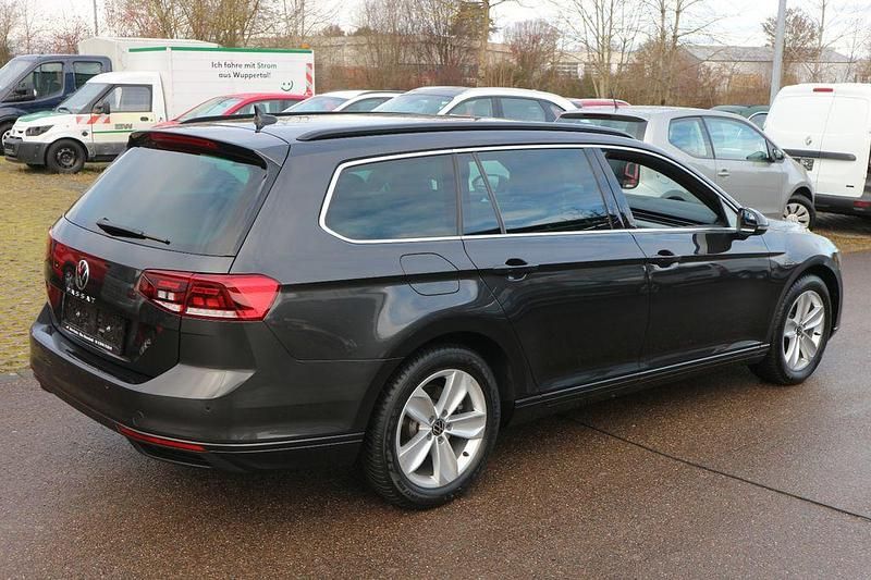Gebraucht VW Passat Business 200 PS (147 kW) 2023 Grau Kombi