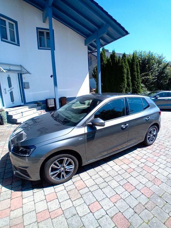 Grau Gebraucht 2022 Skoda Fabia Tour Limousine | 12.800 € (Superpreis) - Bild 1/4