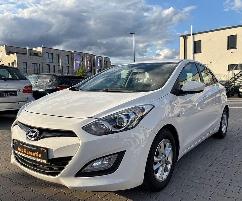 Weiß Gebraucht 2014 Hyundai i30 Edition Limousine | 8.890 € (Fairer Preis) - Bild 1/4