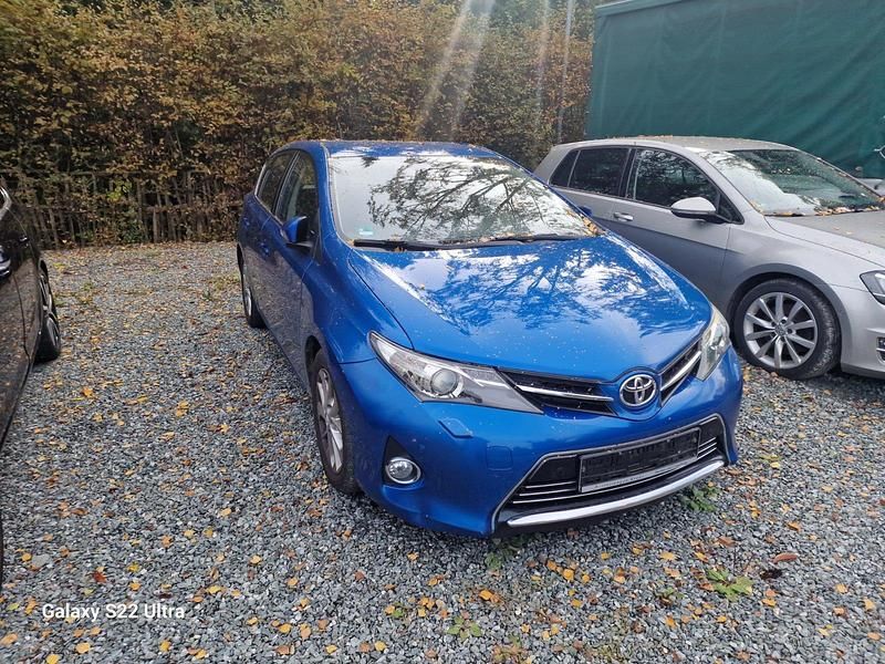 Blau Gebraucht 2013 Toyota Auris Executive Limousine | 5.490 € (Superpreis) - Bild 1/4