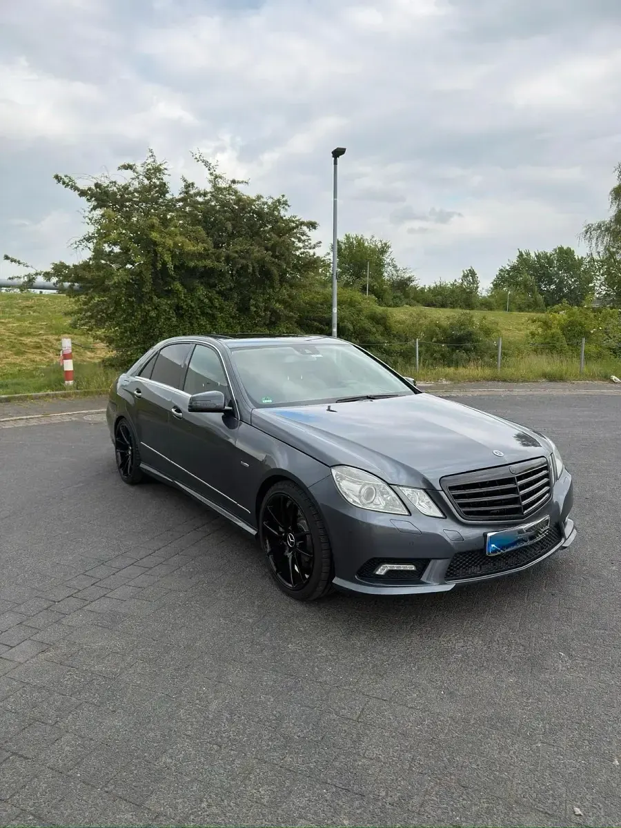 Gebraucht Mercedes E350 AMG line 300 PS (220 kW) 2012 Grau Limousine