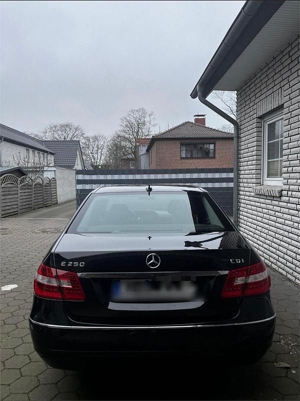 Gebraucht Mercedes E250 204 PS (150 kW) 2009 Schwarz Limousine