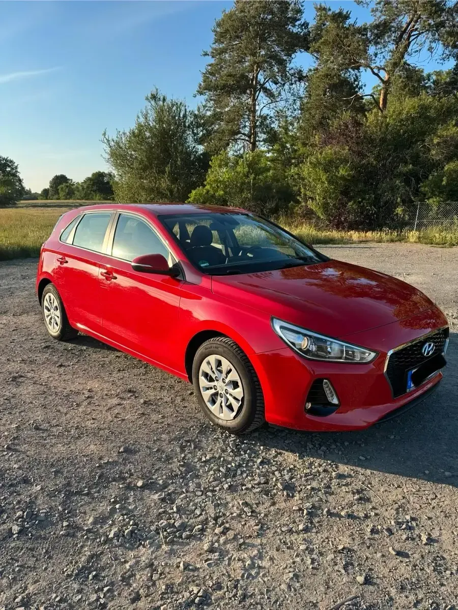 Gebraucht Hyundai i30 99 PS (72 kW) 2017 Rot Limousine