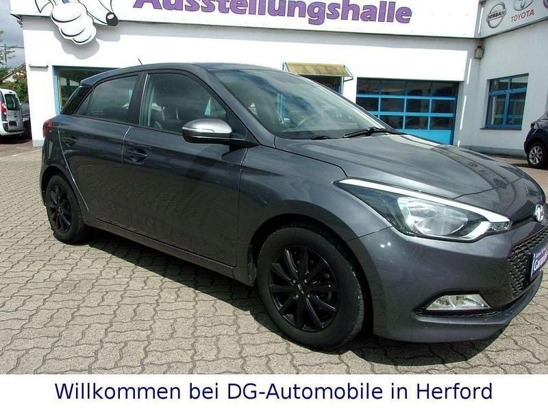Grau Gebraucht 2018 Hyundai i20 Trend Limousine | 9.990 € (Fairer Preis) - Bild 1/4