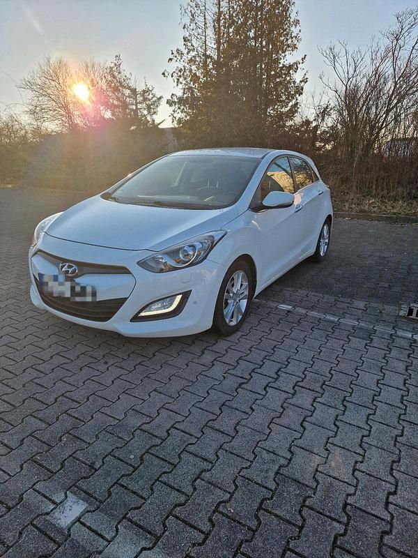 Weiß Gebraucht 2013 Hyundai i30 Limousine | 7.800 € (Fairer Preis) - Bild 1/4