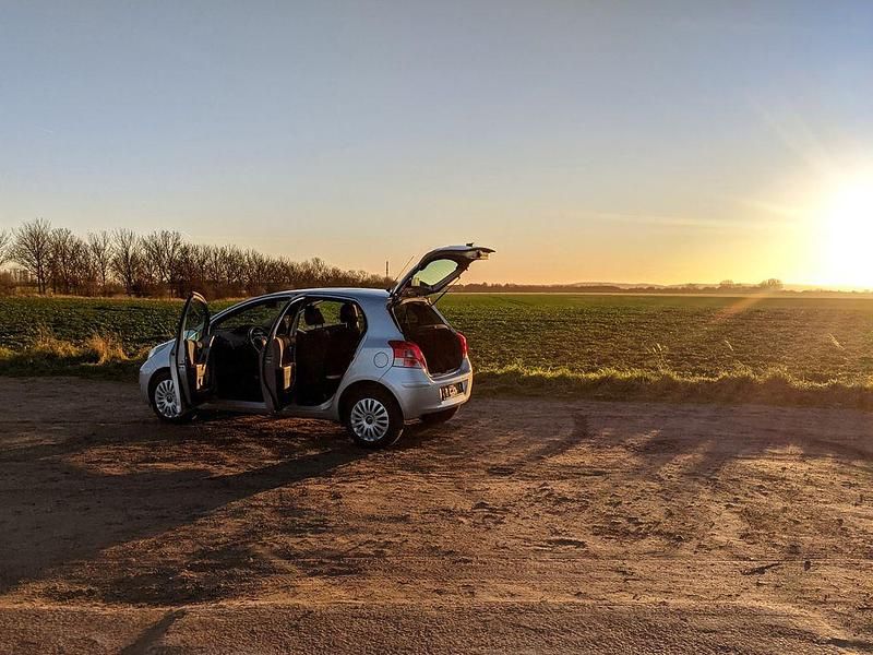 Gebraucht Toyota Yaris 99 PS (72 kW) 2011 Silber Kleinwagen